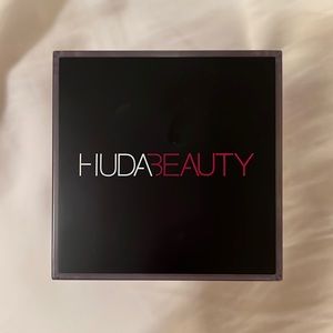 HUDA BEAUTY Loose Powder